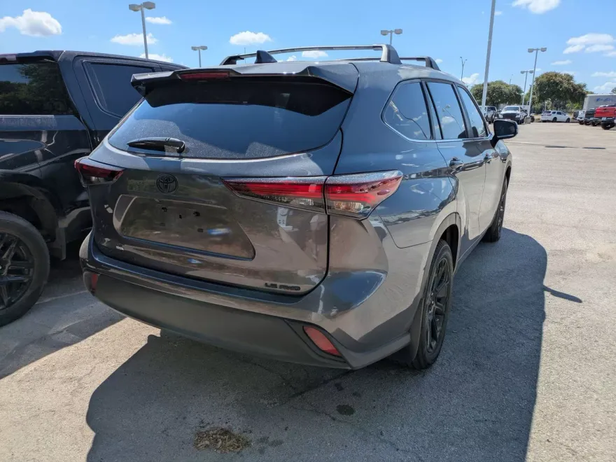 2024 Toyota Highlander LE photo 1