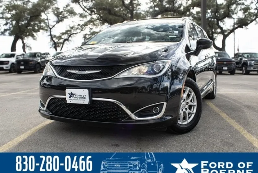 2020 Chrysler Pacifica Touring L photo 1