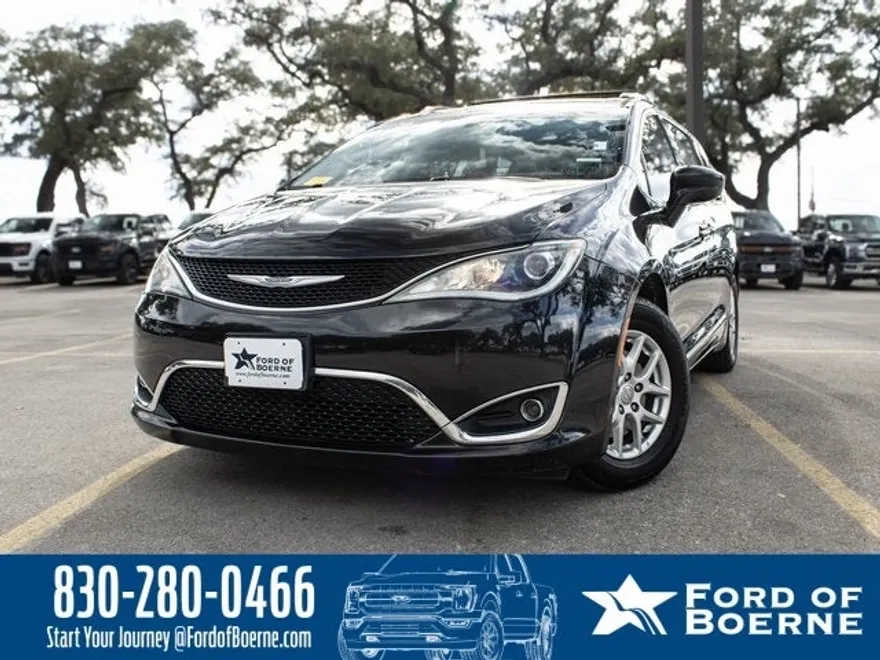 2020 Chrysler Pacifica Touring L photo 1