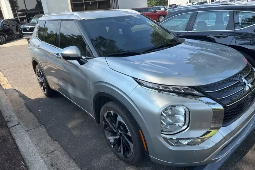 2023 Mitsubishi Outlander SEL photo 1