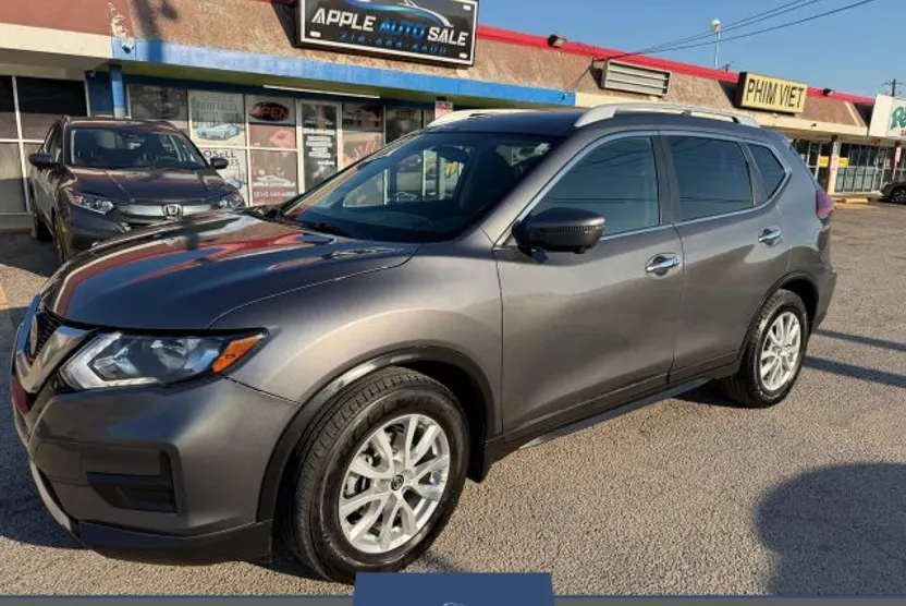 2018 Nissan Rogue SV photo 1