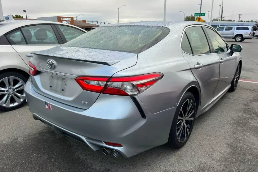 2018 Toyota Camry SE photo 1