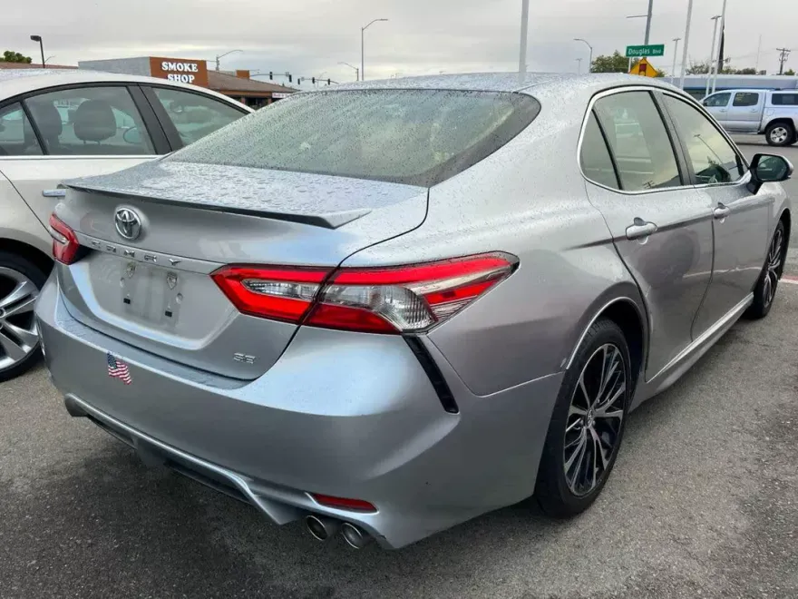 2018 Toyota Camry SE photo 1
