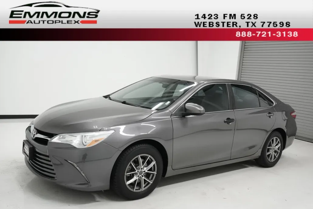 2017 Toyota Camry LE photo 1