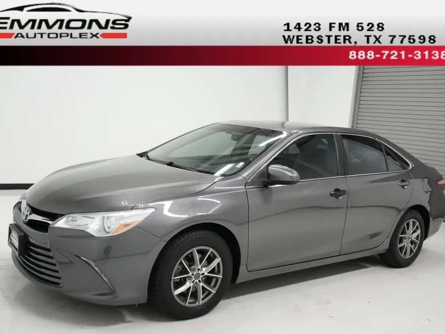 2017 Toyota Camry LE photo 1