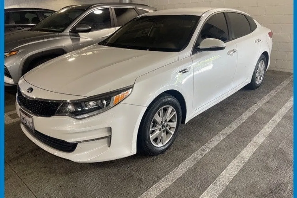 2016 Kia Optima LX photo 1
