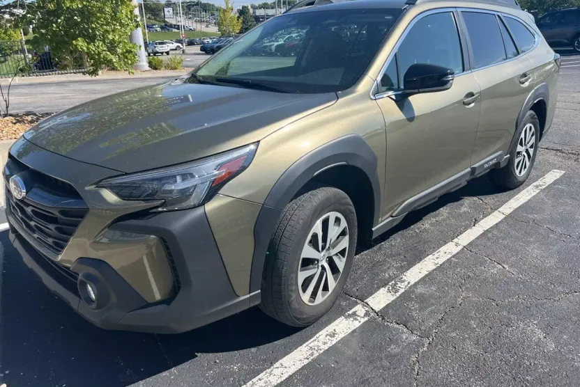 2023 Subaru Outback Premium photo 1