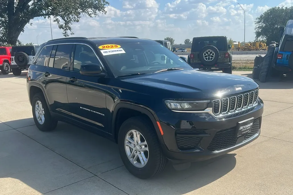 2025 Jeep Grand Cherokee Laredo photo 1