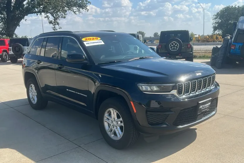 2025 Jeep Grand Cherokee Laredo photo 1