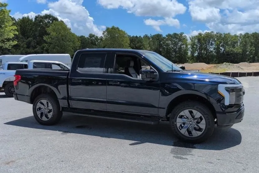 2025 Ford F-150 Lightning Lariat photo 1
