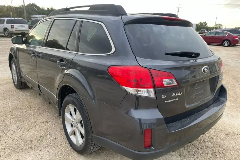2013 Subaru Outback 2.5i Premium photo 1