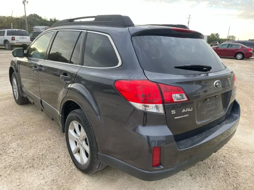 2013 Subaru Outback 2.5i Premium photo 1