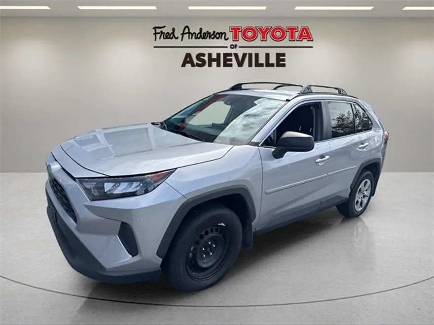 2020 Toyota RAV4 LE photo 1
