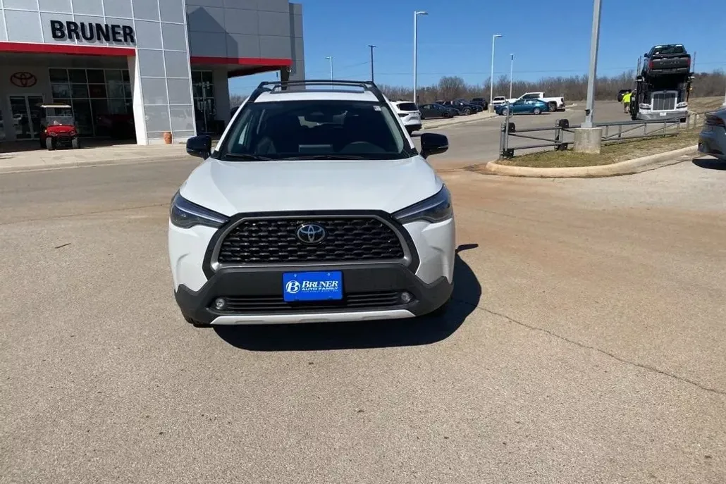 2025 Toyota Corolla Cross XLE photo 1