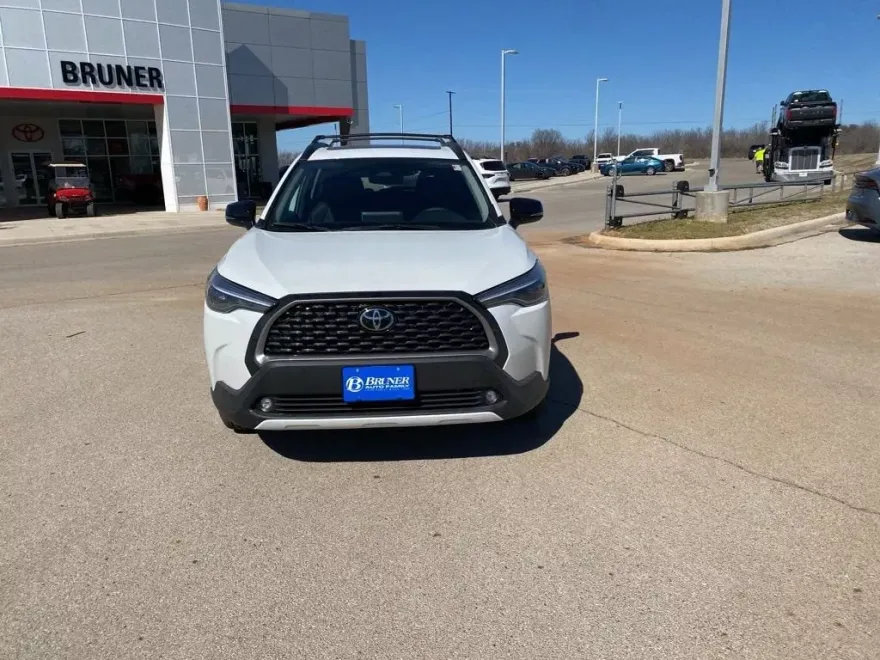 2025 Toyota Corolla Cross XLE photo 1