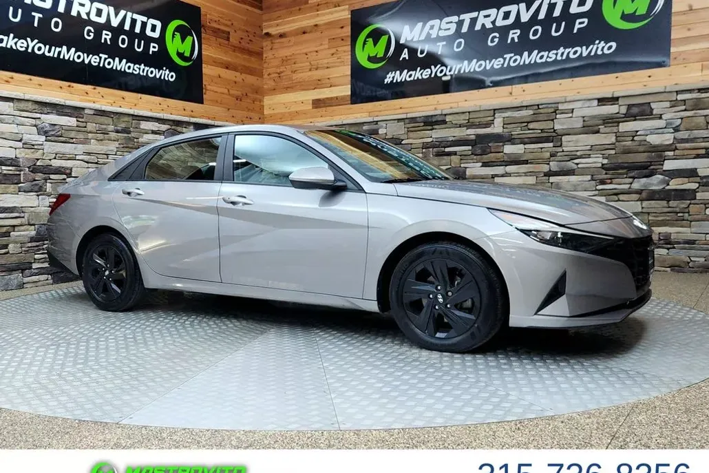 2023 Hyundai Elantra SEL photo 1