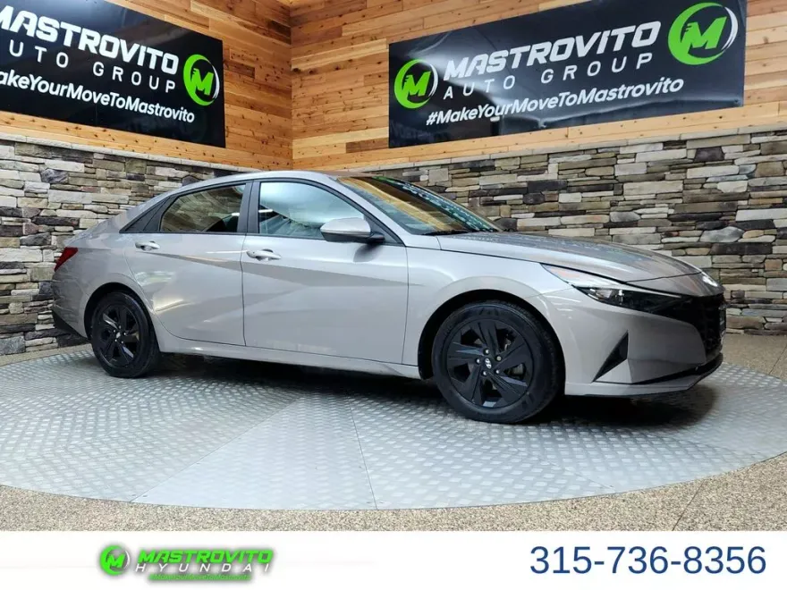 2023 Hyundai Elantra SEL photo 1