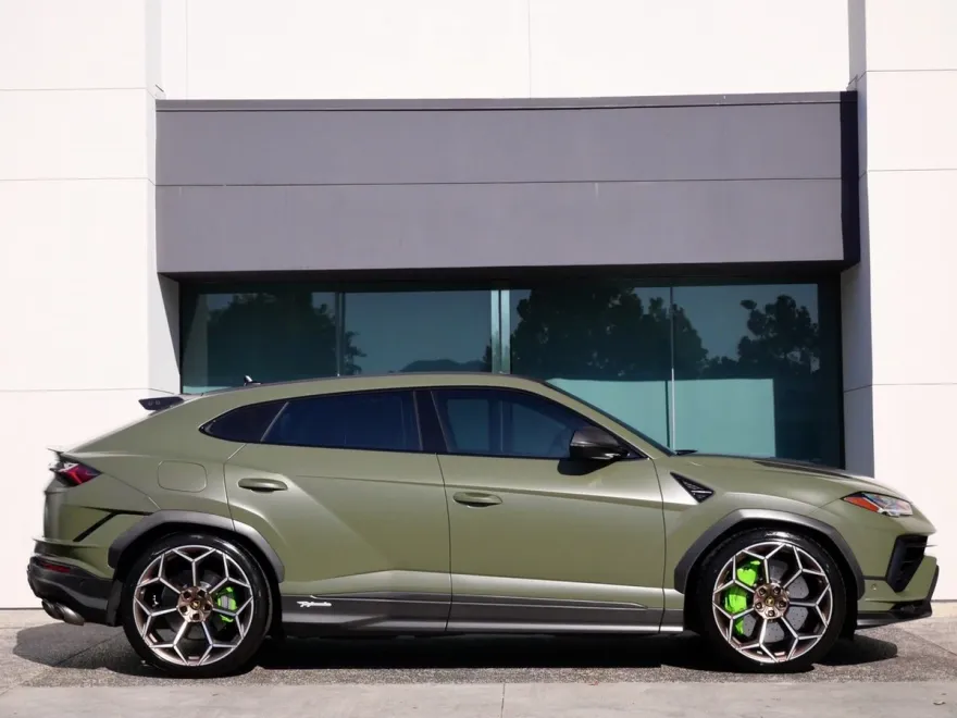 2024 Lamborghini Urus Performante photo 2