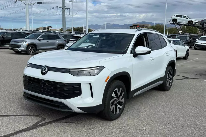2025 Volkswagen Tiguan S photo 1