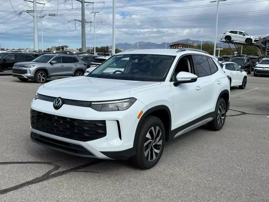 2025 Volkswagen Tiguan S photo 1