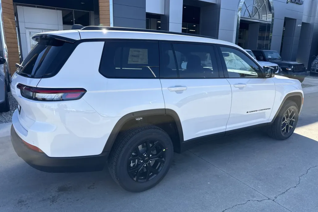 2025 Jeep Grand Cherokee Altitude photo 1