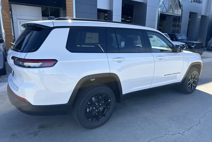 2025 Jeep Grand Cherokee Altitude photo 1