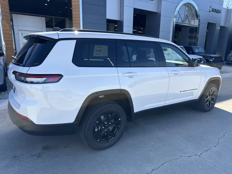 2025 Jeep Grand Cherokee Altitude photo 1