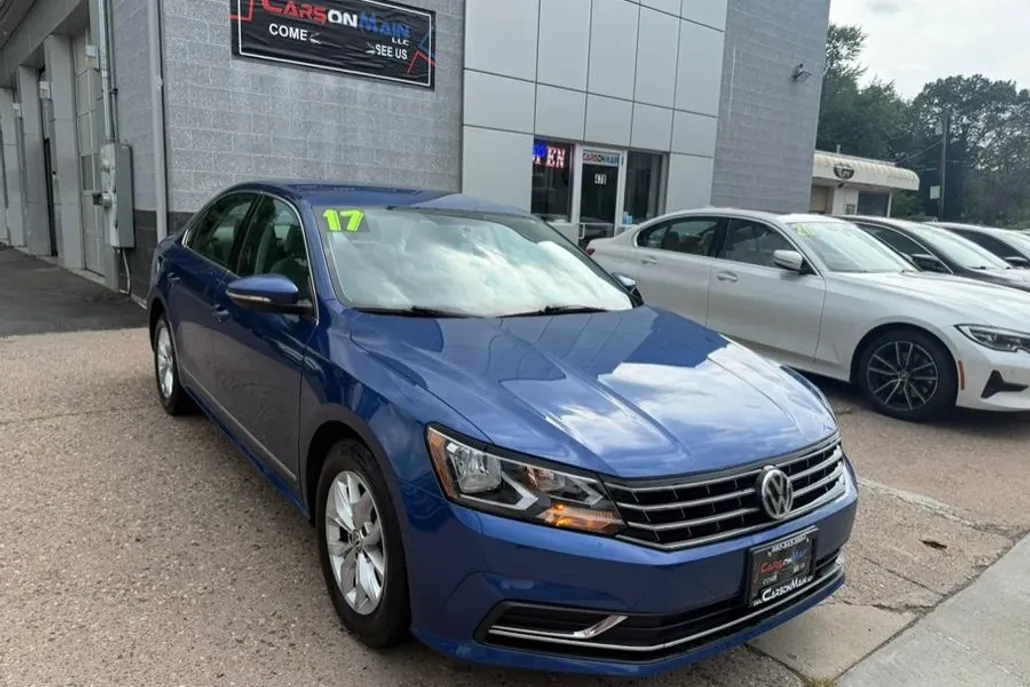 2017 Volkswagen Passat S photo 1