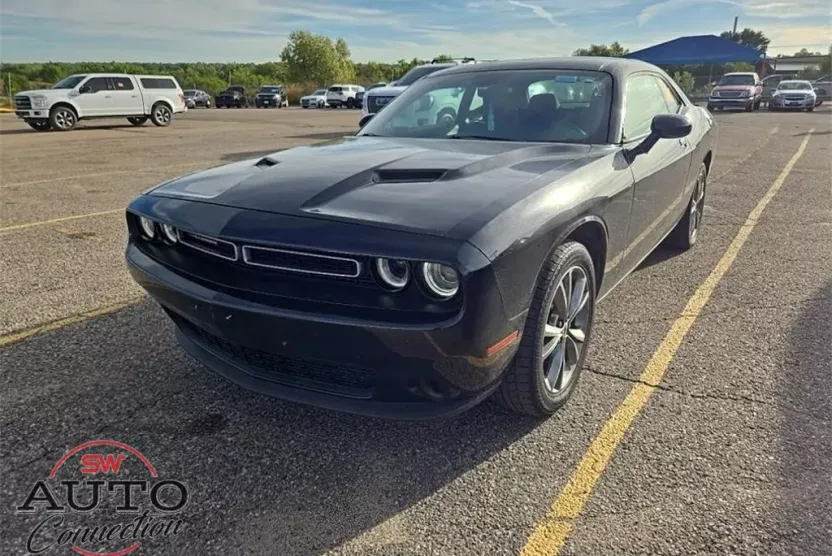 2021 Dodge Challenger SXT photo 1