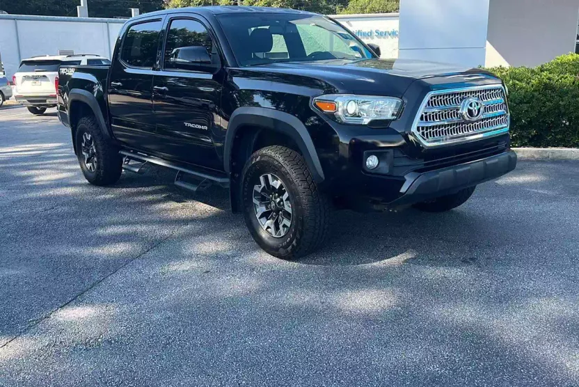 2017 Toyota Tacoma SR5 photo 1