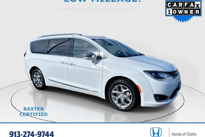 2017 Chrysler Pacifica Limited photo 1