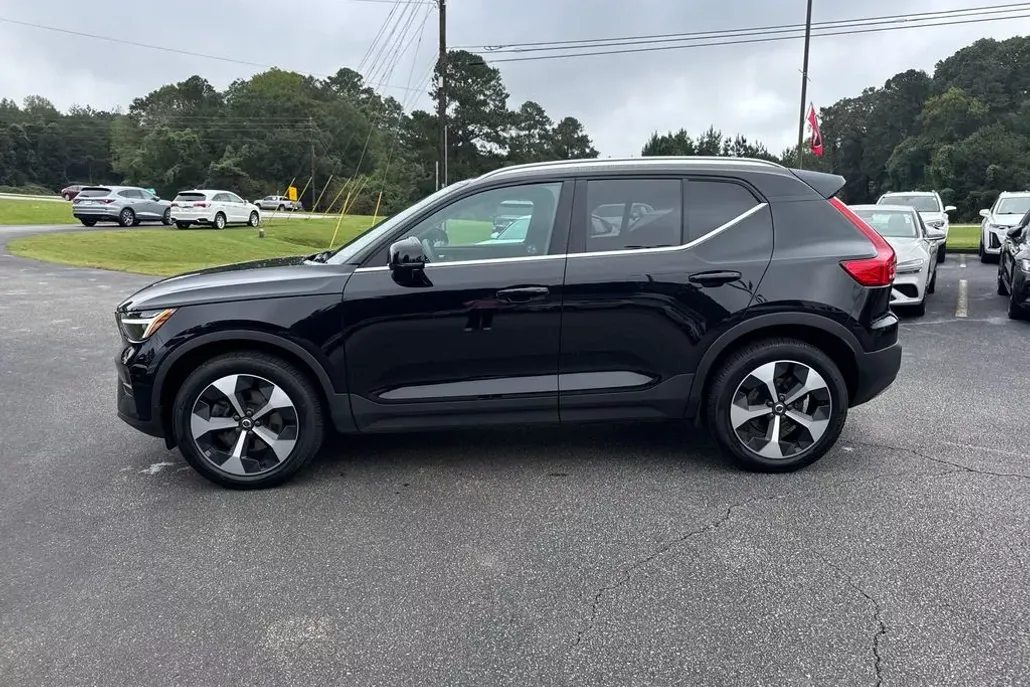 2025 Volvo XC40 Core photo 1