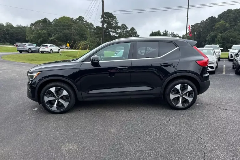 2025 Volvo XC40 Core photo 1