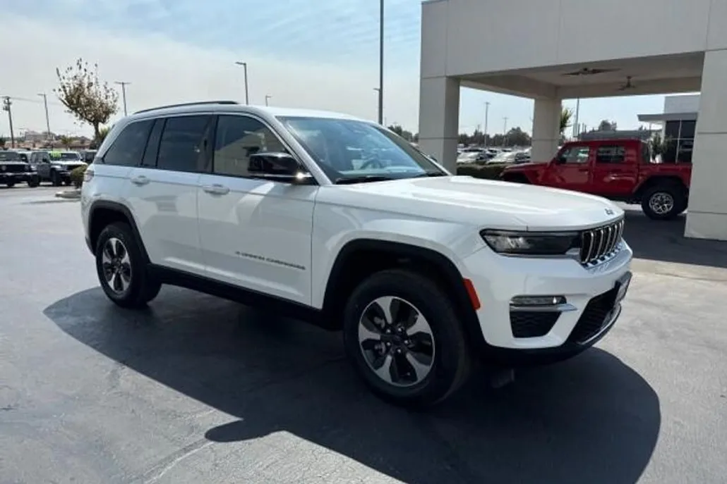 2023 Jeep Cherokee 80th Anniversary Edition photo 1