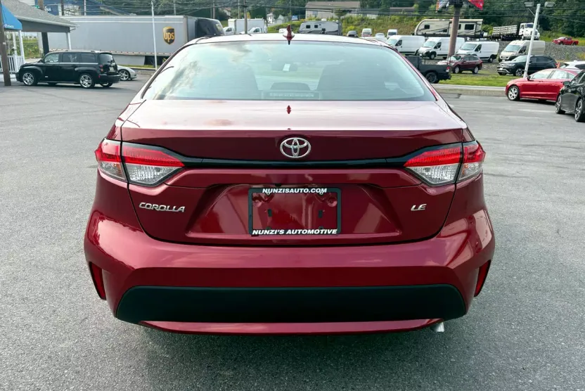 2022 Toyota Corolla LE photo 1