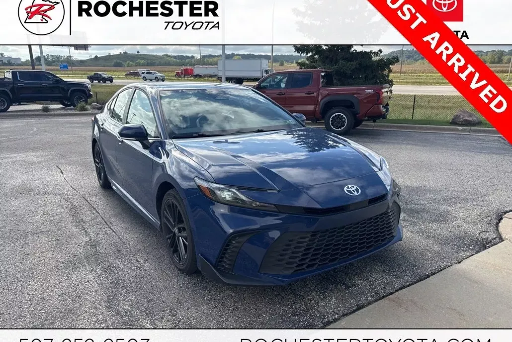 2025 Toyota Camry SE photo 1