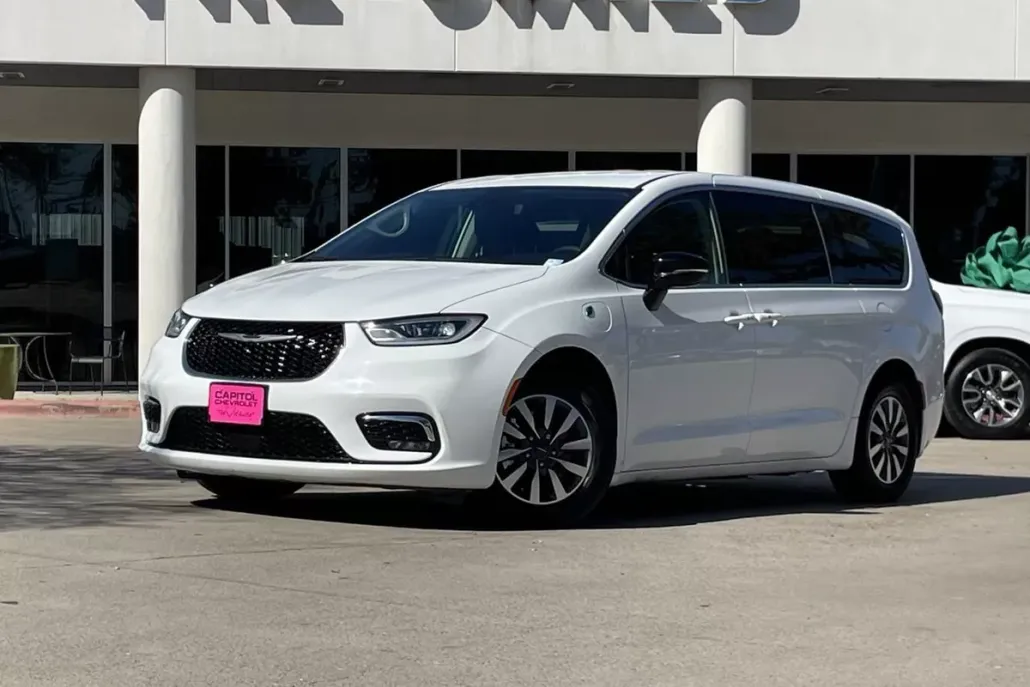 2024 Chrysler Pacifica Hybrid photo 1