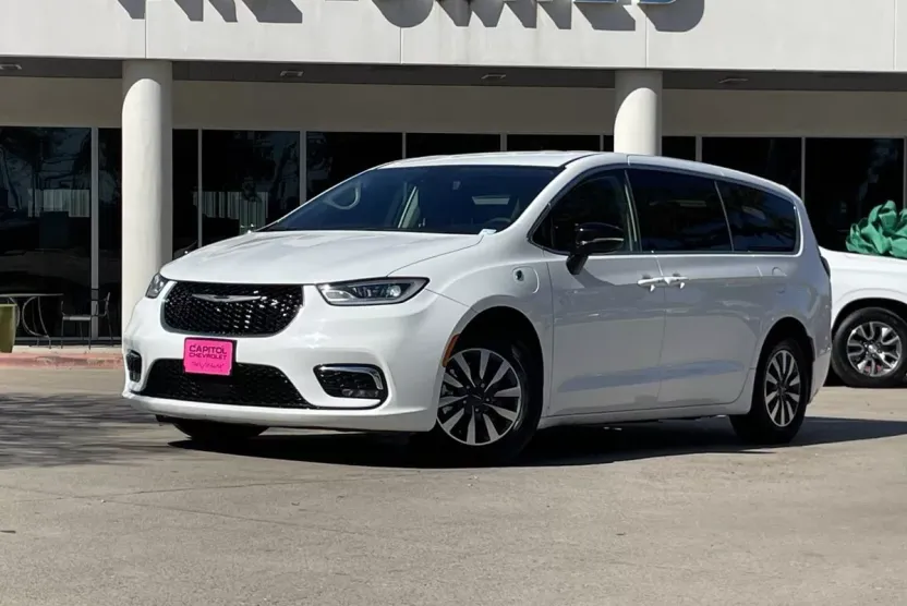 2024 Chrysler Pacifica Hybrid photo 1