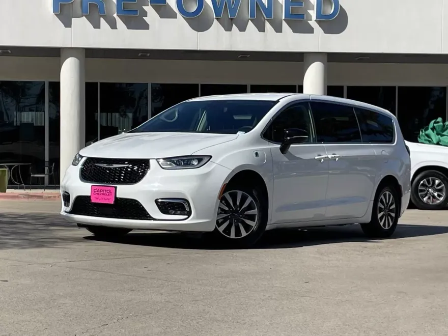 2024 Chrysler Pacifica Hybrid photo 1