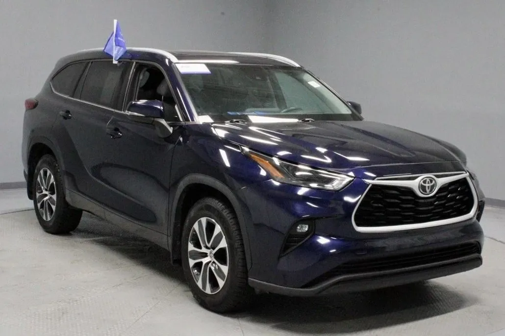 2022 Toyota Highlander XLE photo 1