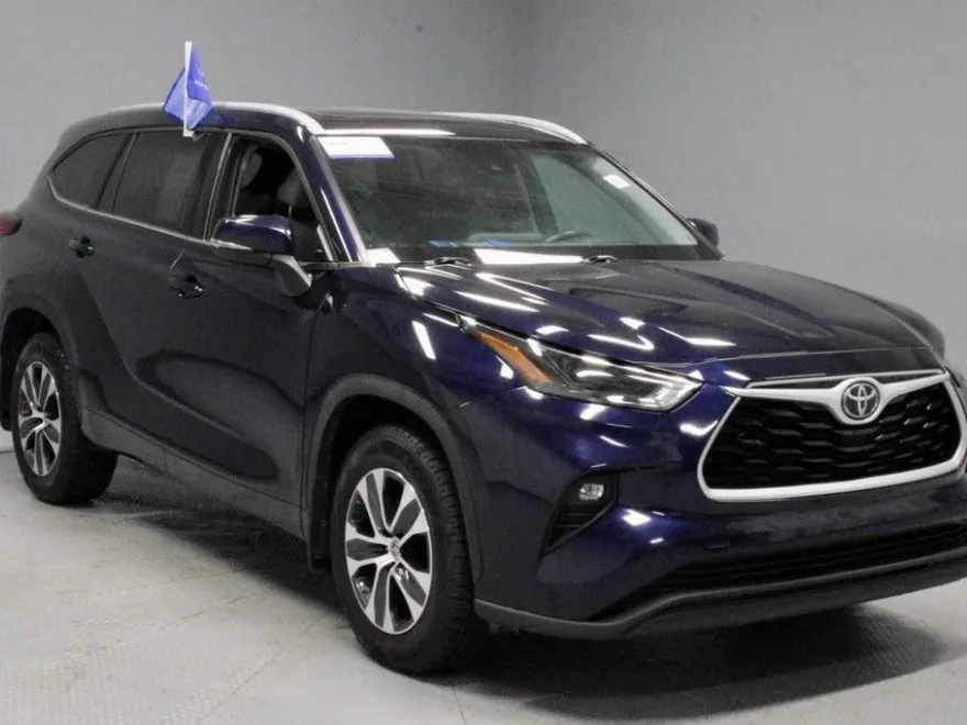 2022 Toyota Highlander XLE photo 1