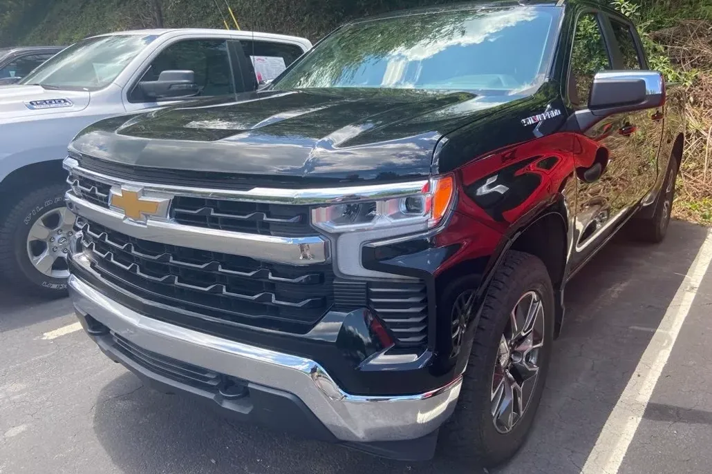 2022 Chevrolet Silverado 1500 LT photo 1