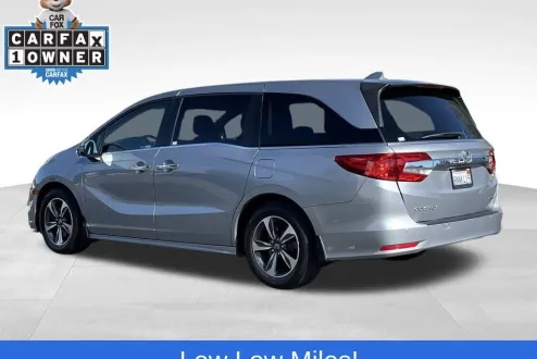 2019 Honda Odyssey Touring photo 2