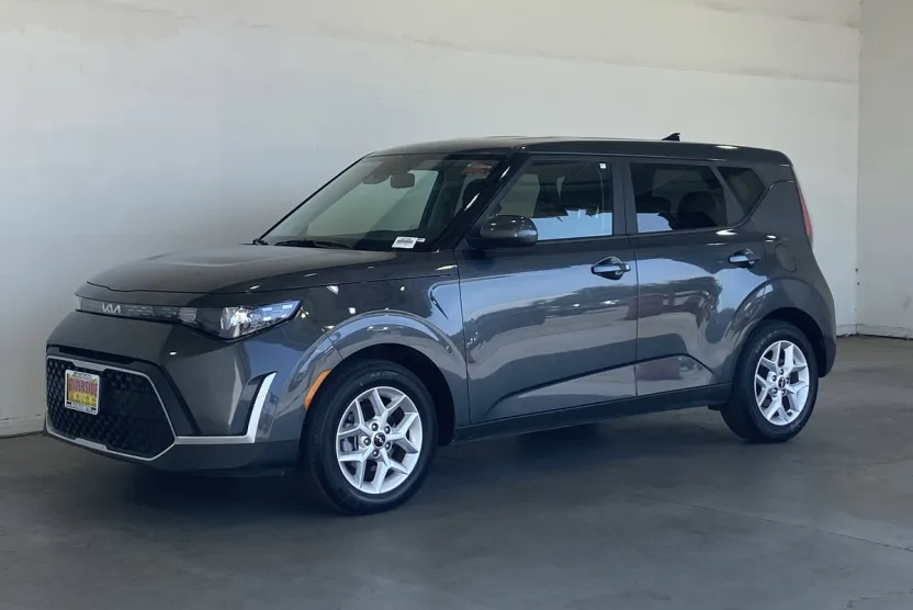 2023 Kia Soul LX photo 1