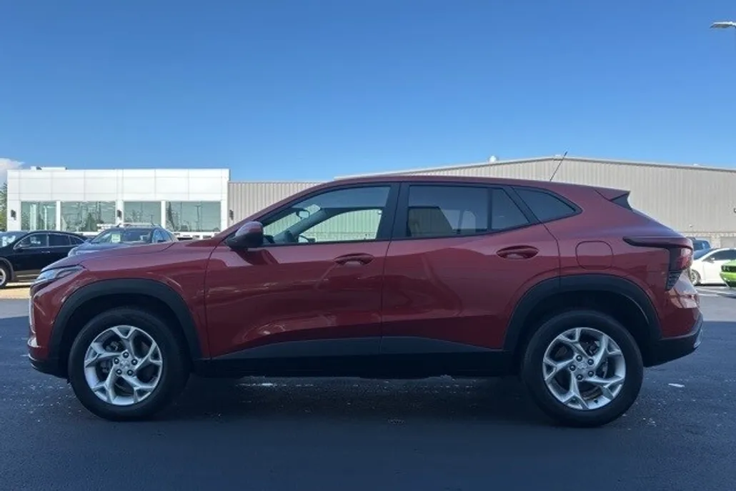2024 Chevrolet Trax LS photo 1