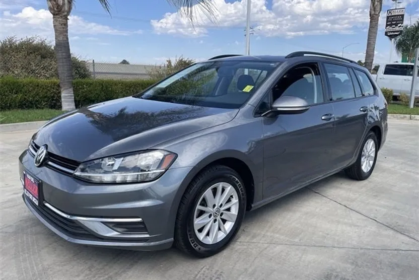 2018 Volkswagen Golf SportWagen TSI photo 1