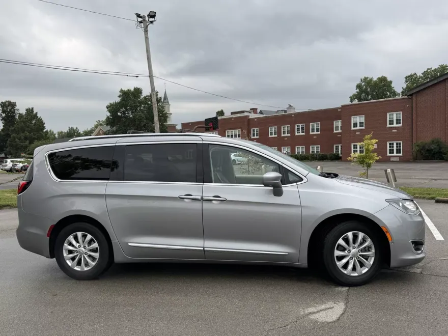2018 Chrysler Pacifica Touring Plus photo 1