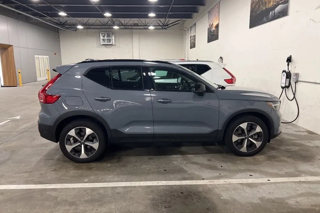2023 Volvo XC40 AWD Plus photo 1