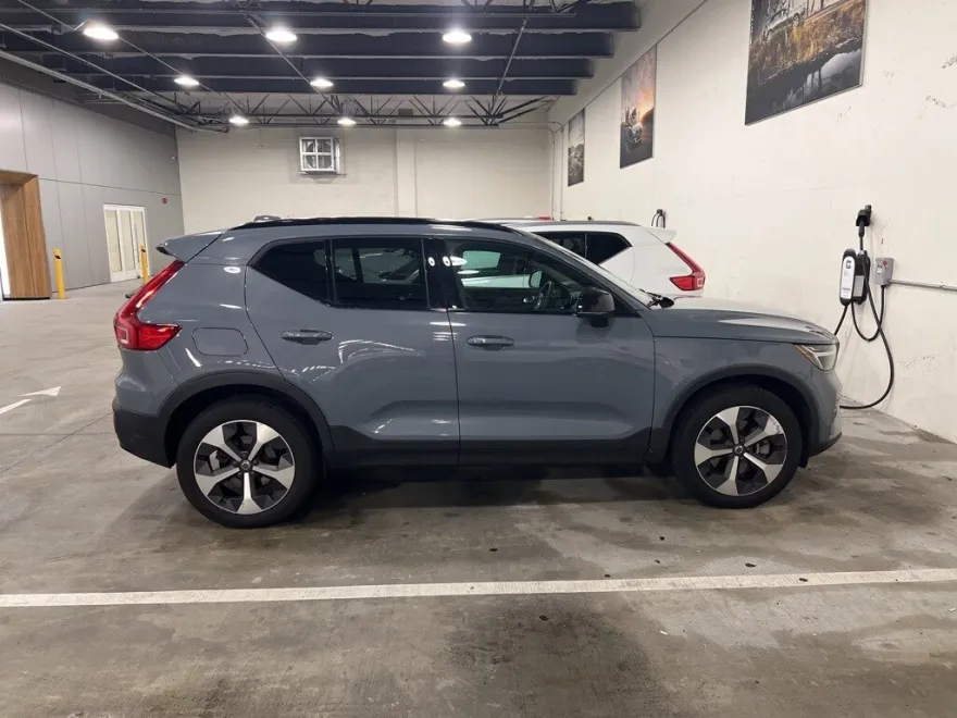 2023 Volvo XC40 AWD Plus photo 1