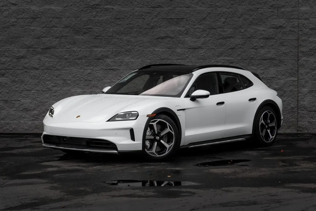 2025 Porsche Taycan 4S Cross Turismo photo 1